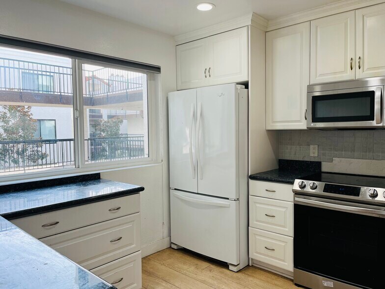 Building Photo - 3525 Lebon Dr