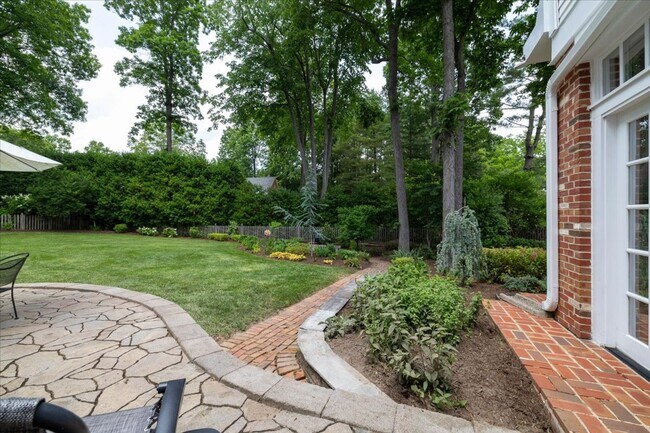 Building Photo - Spacious Home with Fenced Yard Exclusive Access to Hethwood Amenities