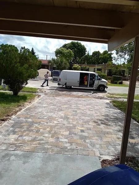 Building Photo - 2711 NW 16th Ct