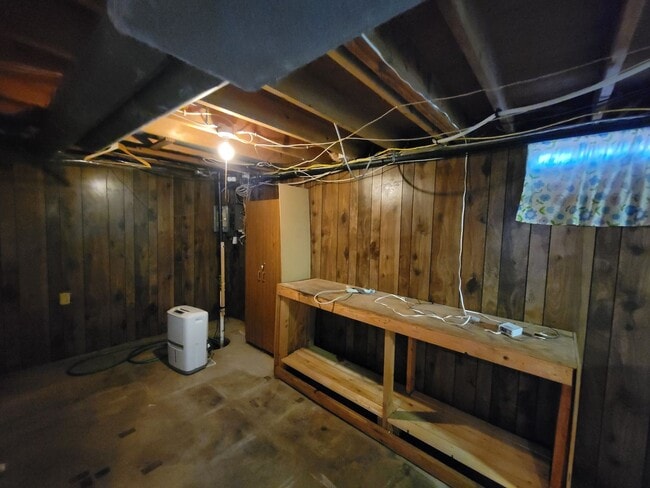 Building Photo - 1223 Lilac Ln