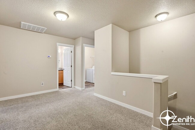 Building Photo - 5618 NE 74th Ct