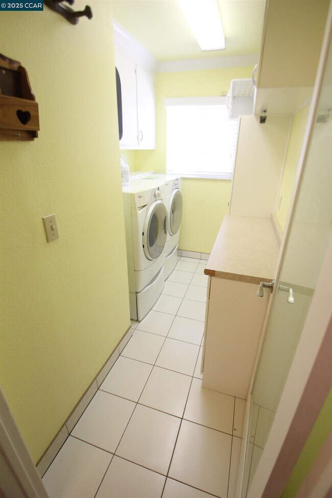 Building Photo - 898 Luxury Dr