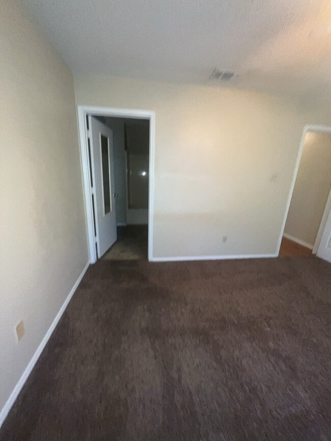 Building Photo - 2nd floor apartment water included! walking distance to Old town! Easy access to highway!