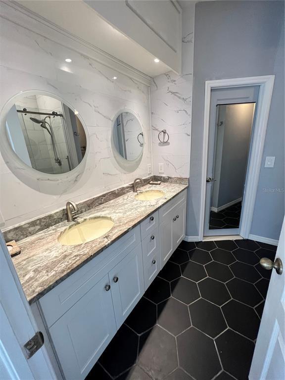 Building Photo - 7405 Surrey Wood Ln