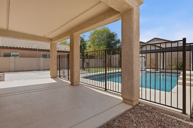 Building Photo - Spacious 4 Bedroom 2 Bath In Peoria with Pool and Sports Court