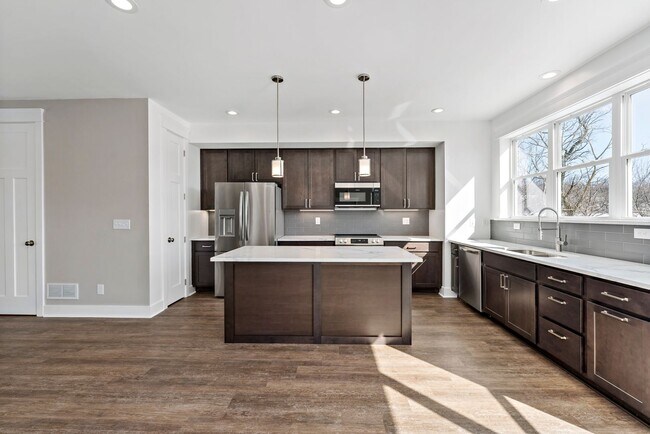 Building Photo - $1,000 MOVE-IN CREDIT!