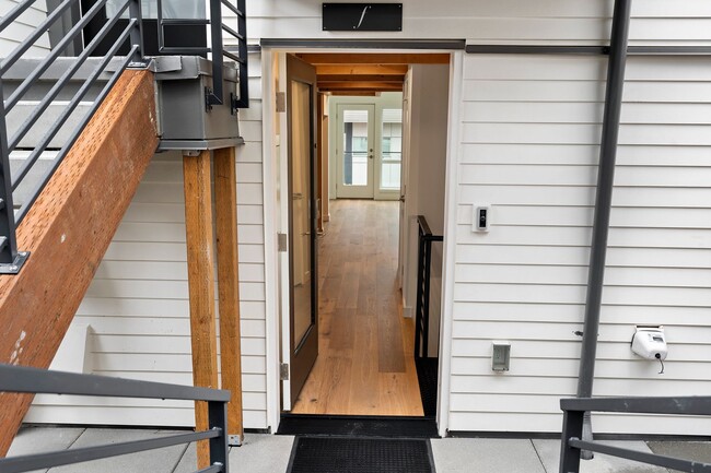 Building Photo - Eastlake Loft Condominium