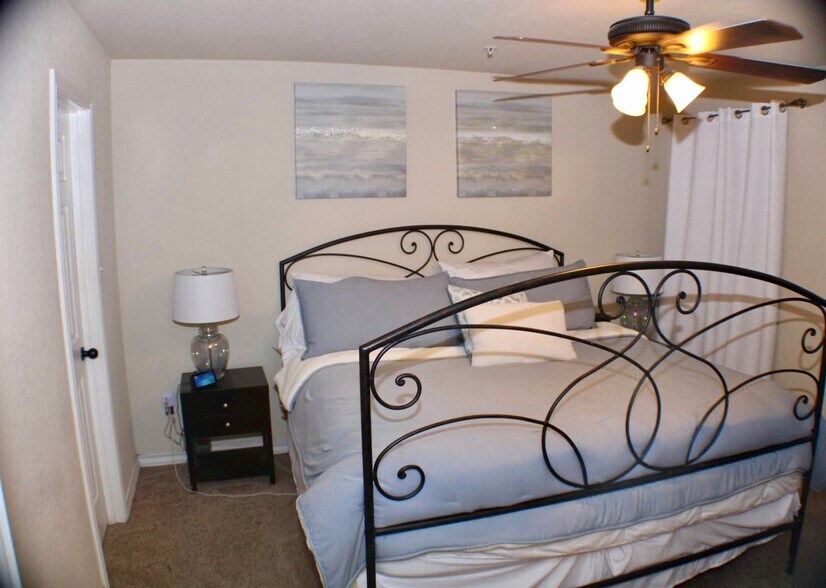 Master Bdrm - 4923 Flipper Dr