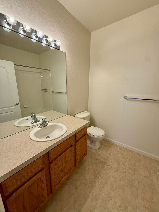 Building Photo - ***MOVE IN SPECIAL*** 2 WEEKS FREE -MUST SEE 2 Bed/2 Bath Condo in the Lakeshore at Centerra!