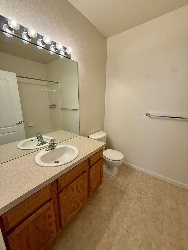 Building Photo - MUST SEE 2 Bed/2 Bath Condo in the Lakeshore at Centerra!