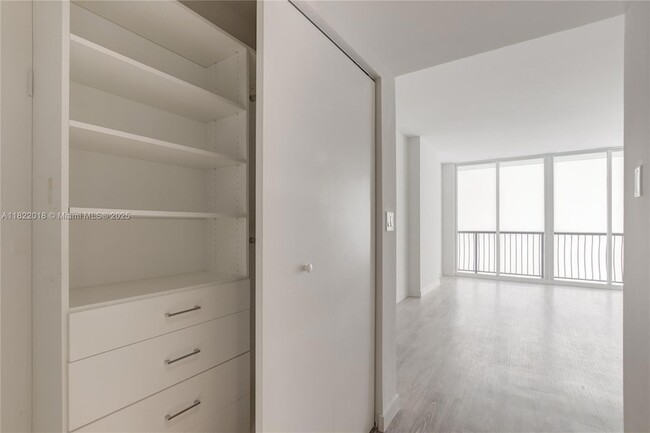 Building Photo - 1756 N Bayshore Dr