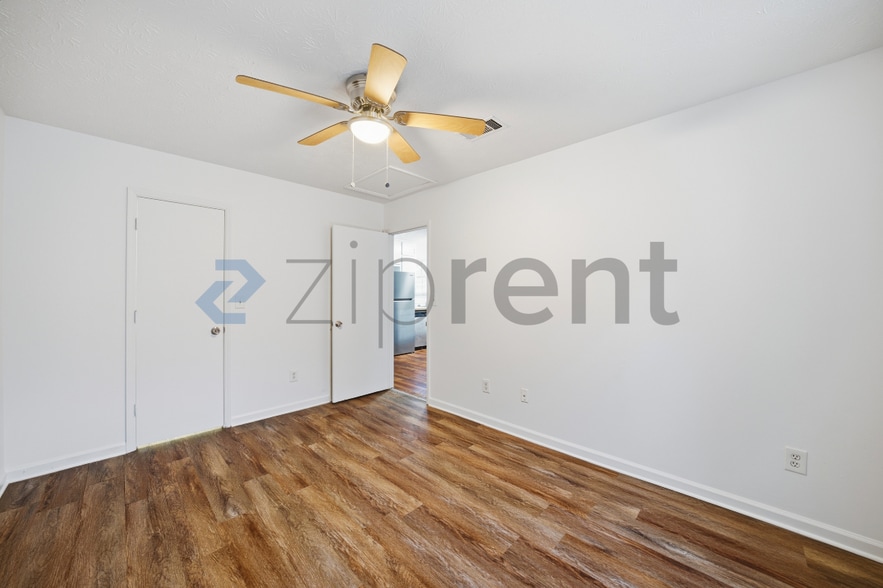 Building Photo - 5893 N Castlegate Dr