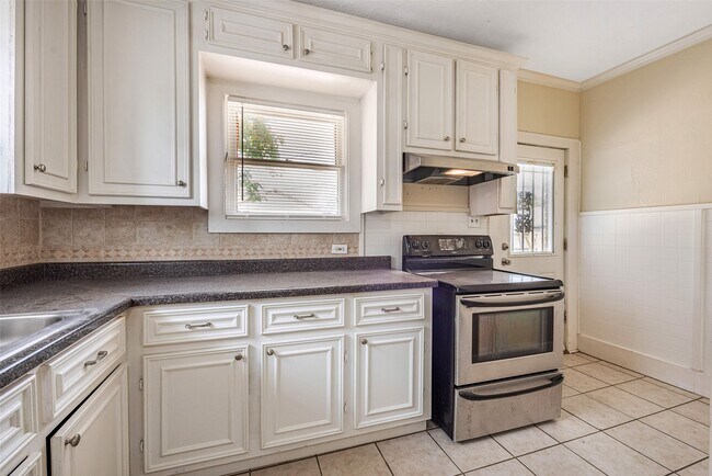 Building Photo - 2611 Rosewood St