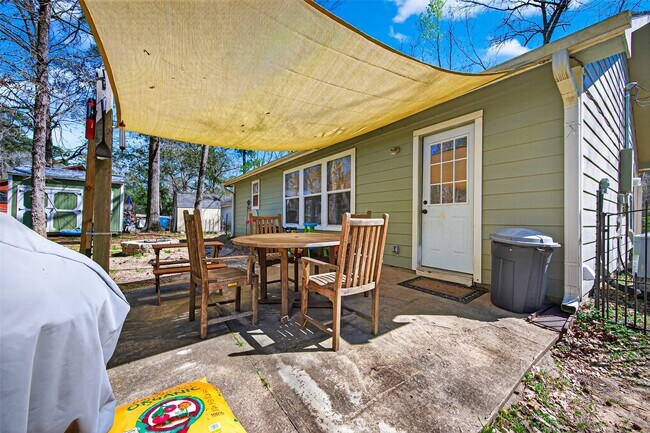 Building Photo - 10391 Royal Magnolia Dr