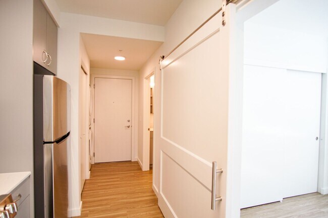 Building Photo - Modern 1-Bed w/Condo-Grade Finishes, Washe...