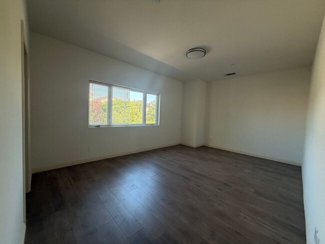 Building Photo - 2132