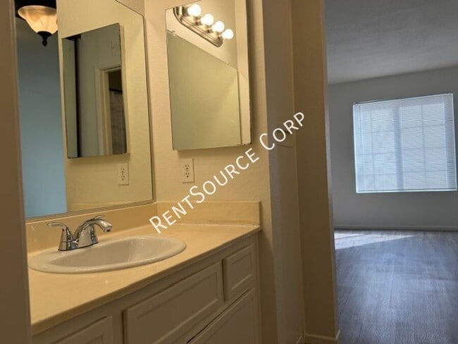 Building Photo - 2554 Olive Dr