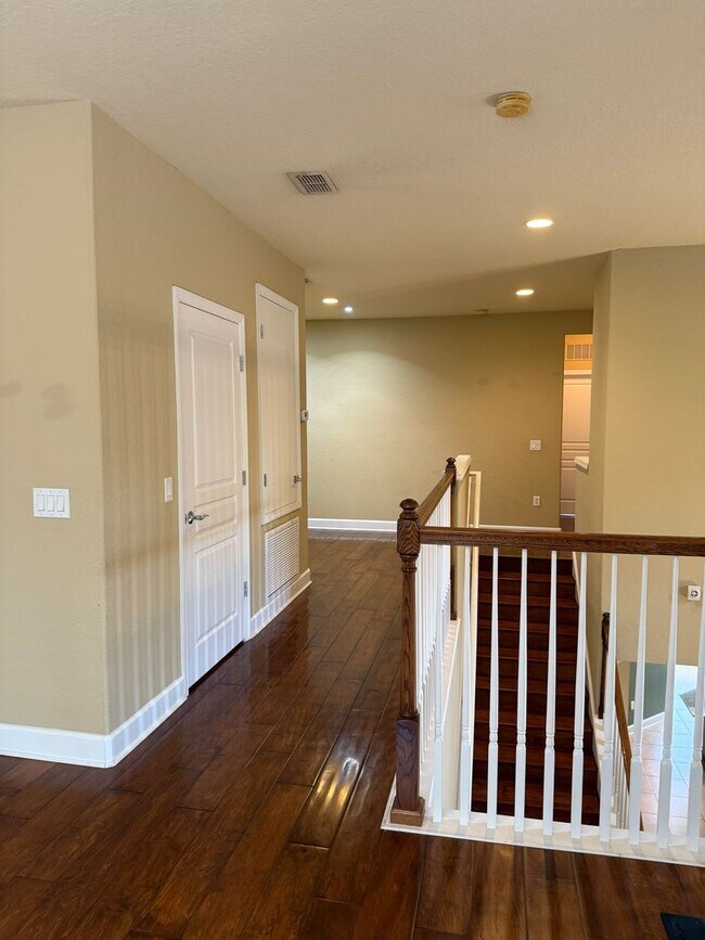 Building Photo - Spacious Townhome For Rent
