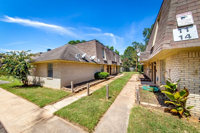 Building Photo - 2 Bedroom Apt. in Prime Location - Newly R...