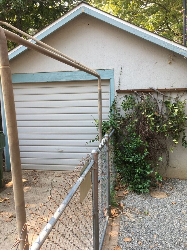 Building Photo - Charming home in Garden Tract- $300 free r...