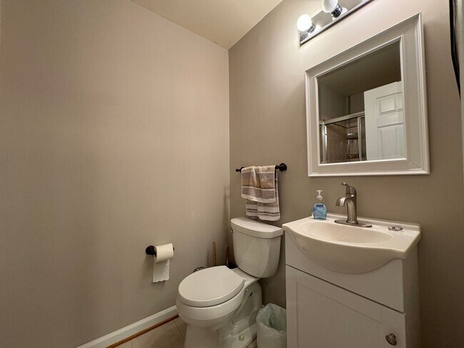 Building Photo - Stunning 3 Bed 3.5 Bath Brick Colonial End-Unit Townhome In Vibrant Kingstowne Community