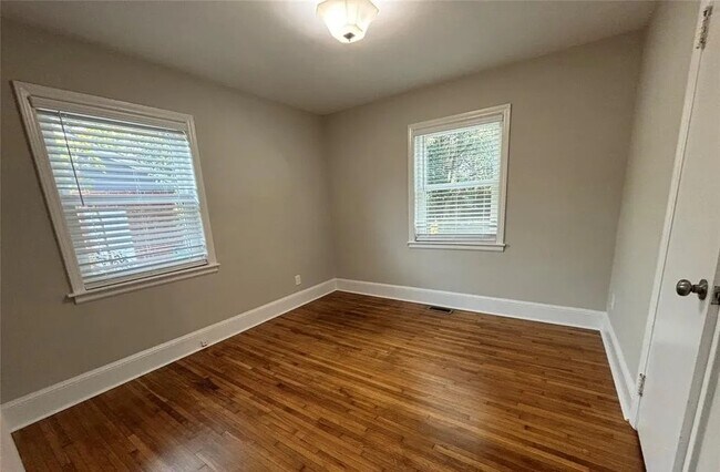 Building Photo - 3427 Eastway Dr