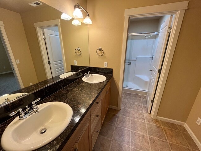 Building Photo - Spacious SE Bend 3 Bed/2.5 Bath on Corner ...