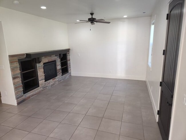 Building Photo - Convenient Park's Edge Townhouse