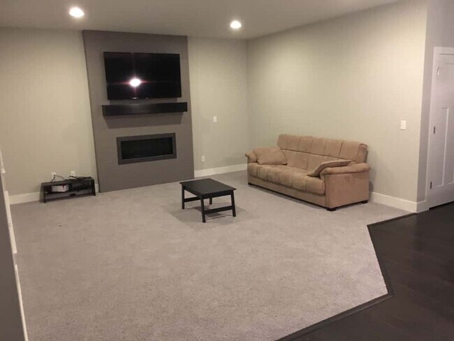 Building Photo - Beautiful 5 bed 3 bath available in Bothell