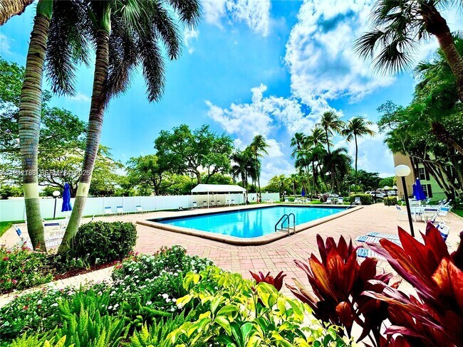 Building Photo - 3351 S Palm Aire Dr