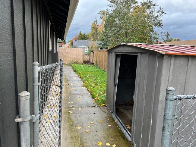 Building Photo - Beautiful 3 bedroom 2 bath house in Eugene!  $500 OFF YOUR FIRST MONTH'S RENT!