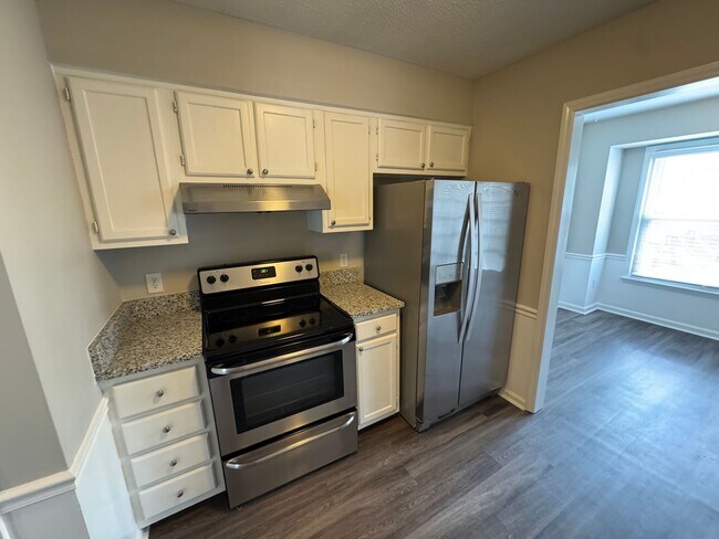 Building Photo - Gorgeous Three Bedroom Home!