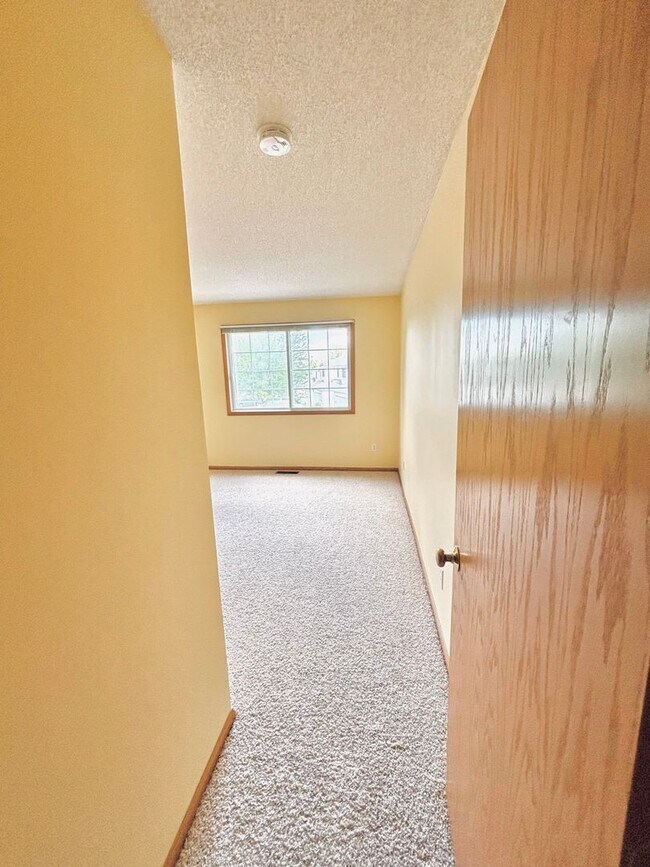 Building Photo - 2 Bedroom Townhome Nestled in The Heart of...