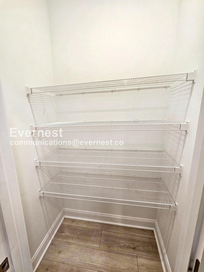 Building Photo - 809 Goswell Dr