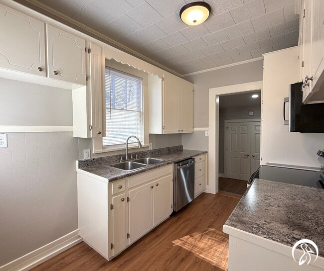 Building Photo - Spacious and Convenient