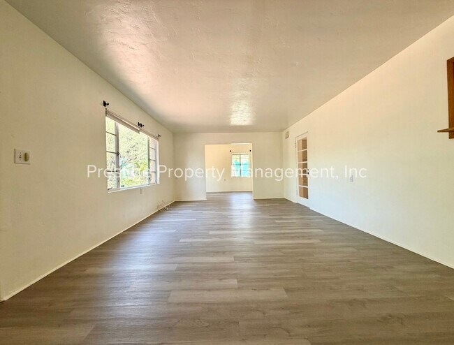 Building Photo - Spacious With Vintage Charm- 2/1 Centrally Located and Waiting For You!