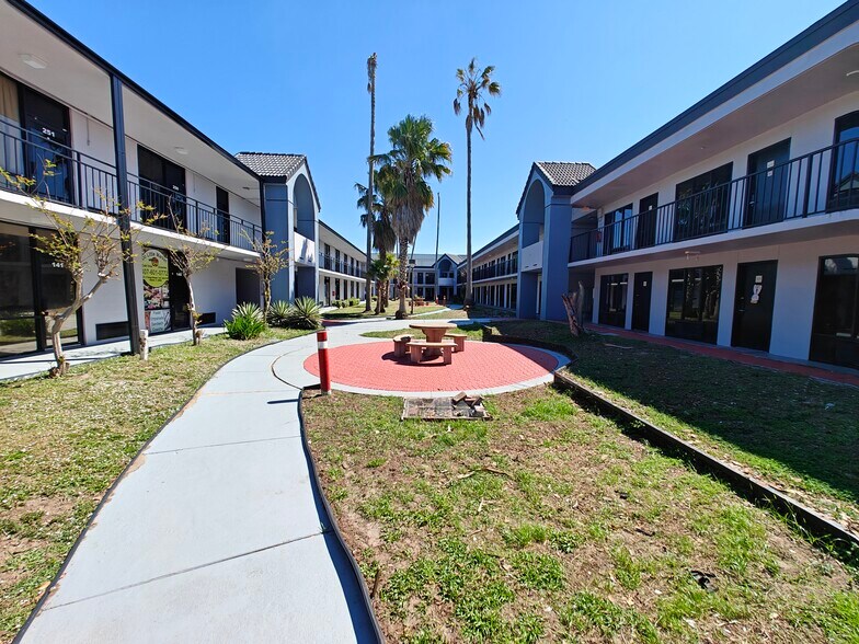 Building Photo - 8421 S Orange Blossom Trl