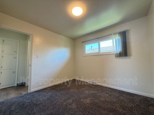 Building Photo - 236 21st Ave NW