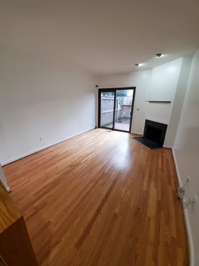 Building Photo - 159 King George St