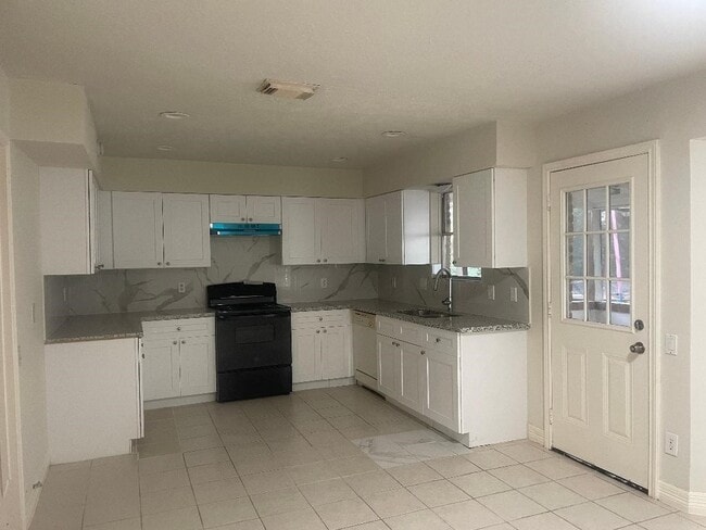 Building Photo - 2127 Woodland Springs St