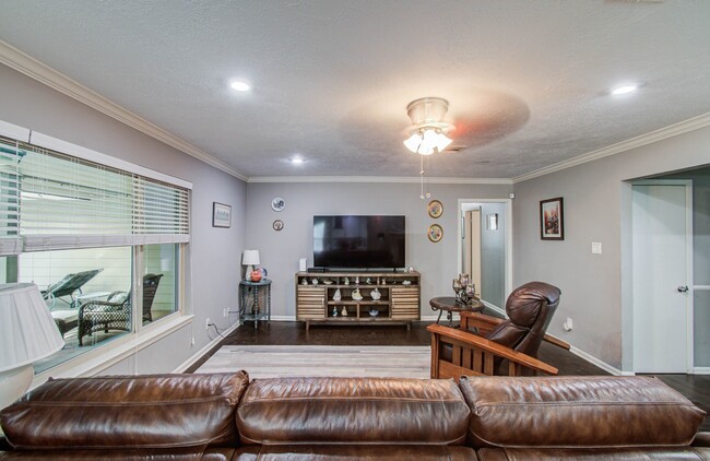 Building Photo - 9818 Emnora Ln