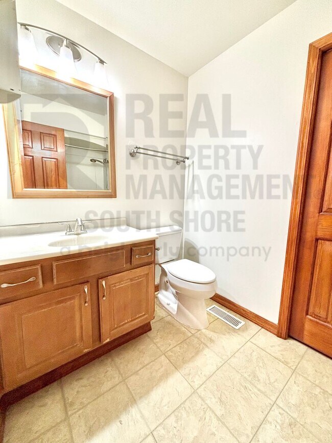 Building Photo - 4217 Glen Oaks Dr