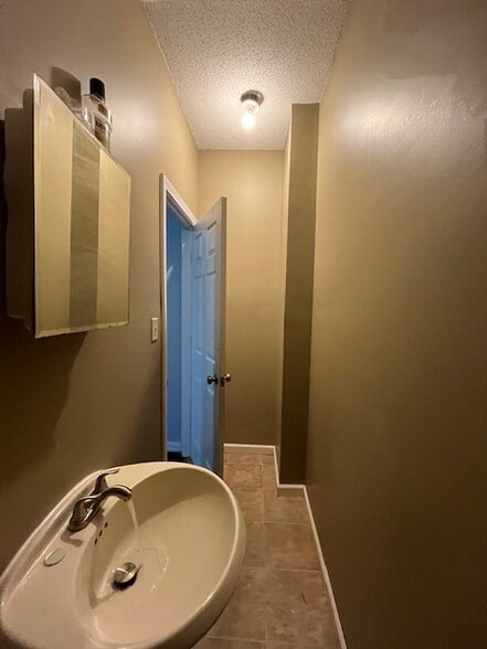 Building Photo - 420 S Olive St