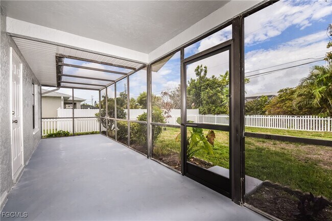 Building Photo - 3304 SW 11th Ct
