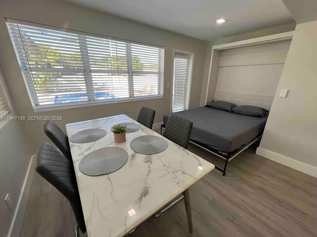 Building Photo - 1925 Dewey St