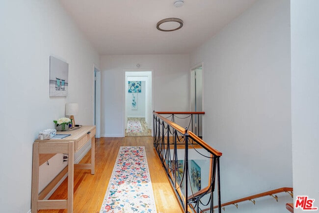 Building Photo - 508 N Canon Dr