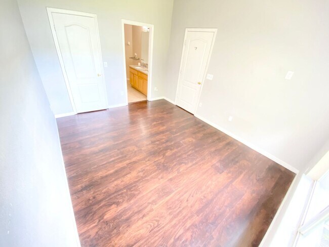 Building Photo - Stunning Lake View Home in Waterside Estate!