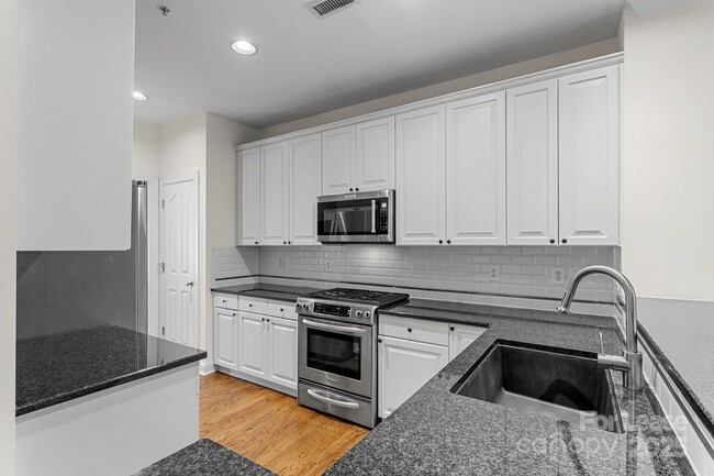 Building Photo - 1192 Hampton Gardens Ln