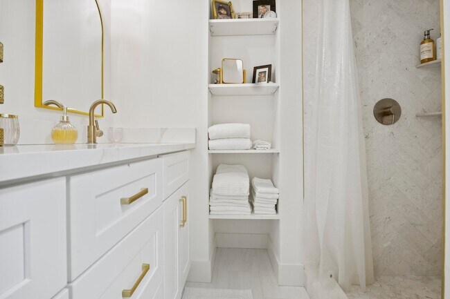 Building Photo - 5888 SE Riverboat Dr