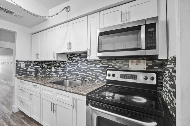 Building Photo - 2100 Service Rd